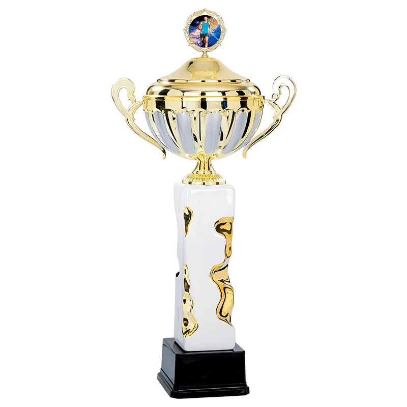 Goldpokal mit Deckel