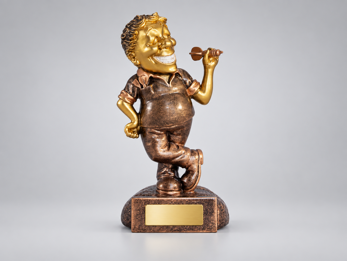 Lustiger Dart Pokal – Resin-Figur Dartspieler Herren 16 cm mit Gravurschild am Sockel, Modell 39746