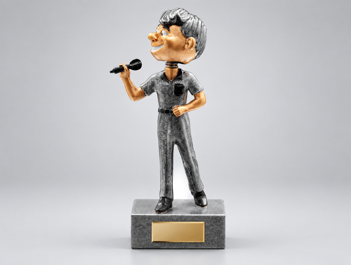 Lustige Dart Trophäe – Resin-Figur Dartspieler 10,6 cm mit Gravurschild am Sockel, Modell 39786