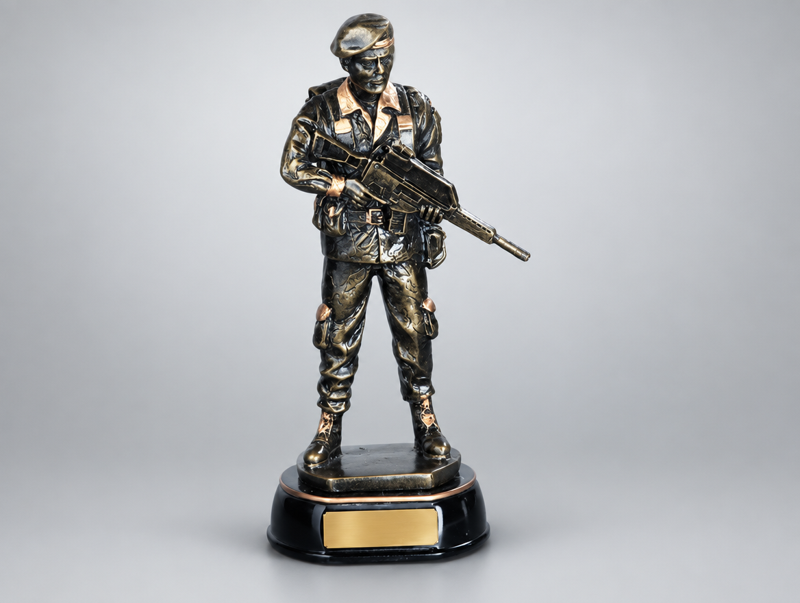 Soldat Ehrenpreis aus Resin, 25 cm, mit Gravurschild am Sockel – Modell 36896