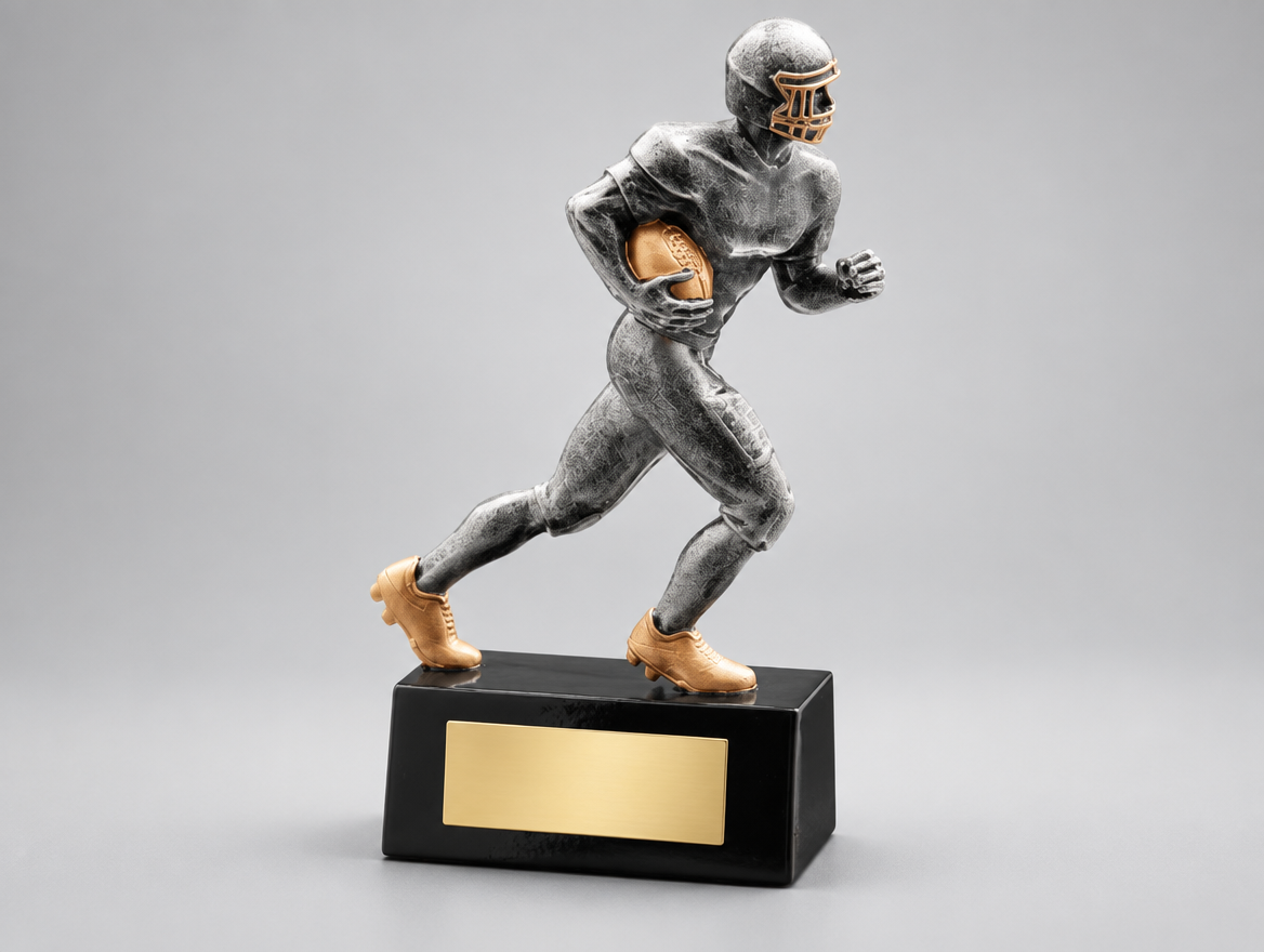 American Football Trophäe aus Resin, 12,9 cm, mit Gravurschild am Sockel – Modell 39795